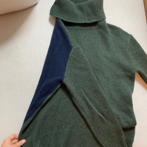 Two tone Cashmere Turtleneck Sweater - Picture 4 of 6